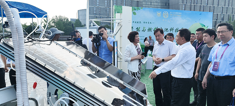 中国科学院院士、南京大学环境材料与再生能源研究中心主任邹志刚亲自讲解太阳能海水制氢装置.jpg